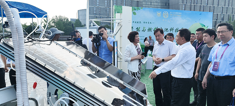 中国科学院院士、南京大学环境材料与再生能源研究中心主任邹志刚亲自讲解太阳能海水制氢装置.jpg